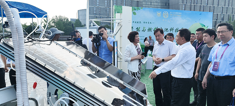 中国科学院院士、南京大学环境材料与再生能源研究中心主任邹志刚亲自讲解太阳能海水制氢装置.jpg